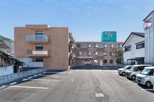 建物と駐車場外観