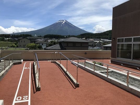 屋上の歩行路と富士山  