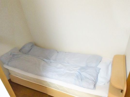 シンプルな個室のベッドルーム  