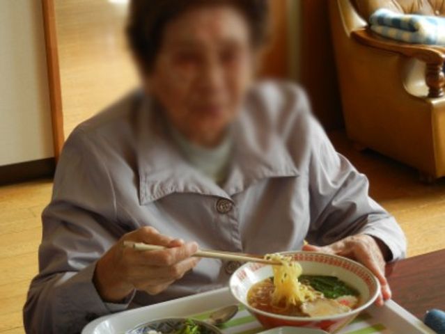 食事を楽しむ様子 食堂 食事を楽しむ穏やかなひと時です。リラックスして過ごせる心地よい空間です。