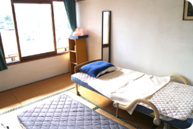 窓のある居室 居室 広々とした居室には、自然光が差し込む大きな窓があります。快適な空間で、ゆったりと過ごせます。