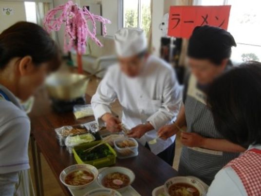 調理風景の食堂