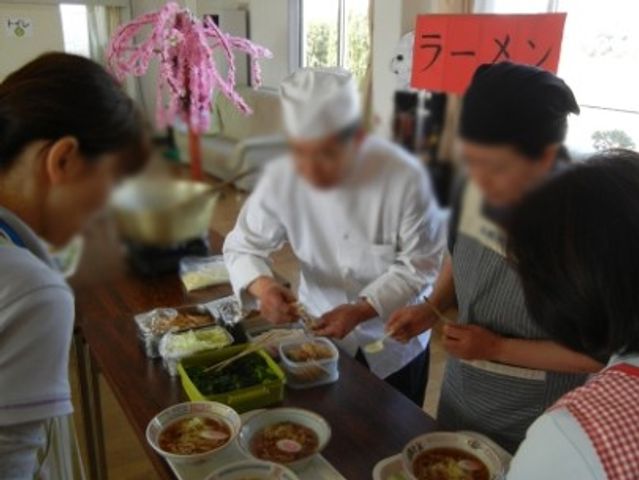 調理風景の食堂 食堂 活気あふれる調理風景が広がる食堂です。皆で協力して、心温まる食事作りを行っています。