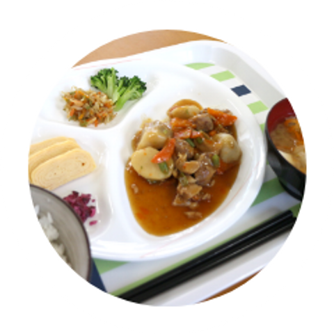 栄養バランスの食事 料理 季節の食材を使ったバランスの良い料理が提供されています。健康を考慮した美味しいメニューです。