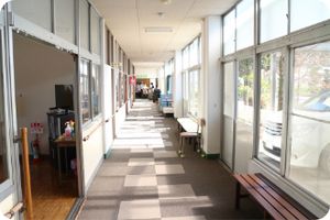 光が差し込む廊下