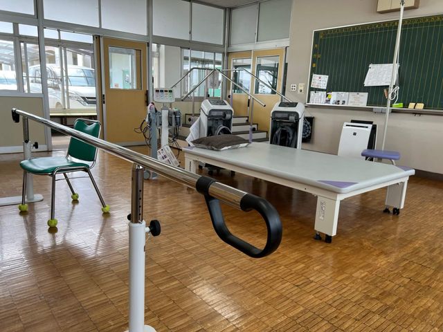 リハビリ器具の部屋 機能訓練室 広々とした空間で、リハビリ器具が充実しています。自然光が差し込む快適な環境です。