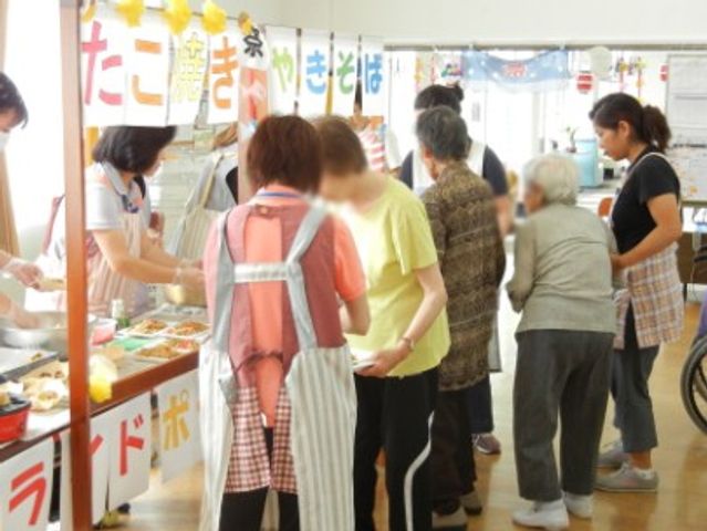 楽しいイベントの様子 食堂 利用者が交流を楽しむ賑やかな時間です。スタッフも参加し、温かい雰囲気が広がっています。