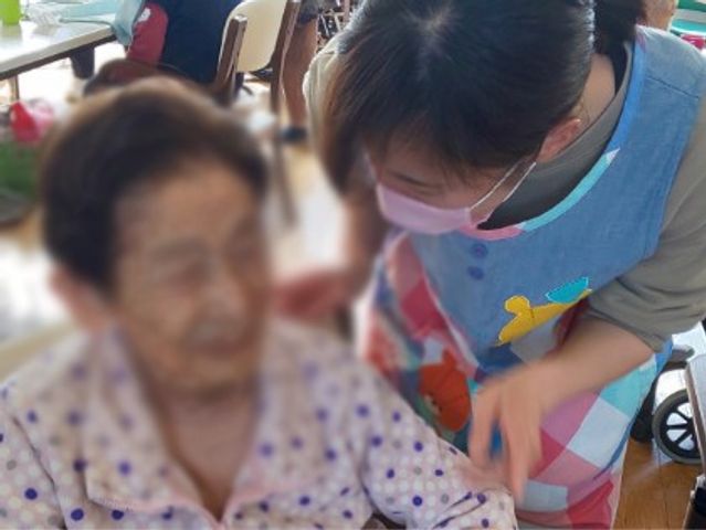 スタッフイメージ スタッフイメージ 入居者の方と親身になって接する様子が伺えます。温かい雰囲気で過ごせる環境です。