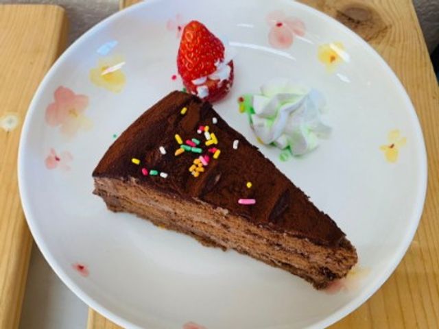デザートの一皿 料理 彩り豊かなスイーツが並ぶプレートです。リラックスタイムにぴったりの甘さが魅力です。