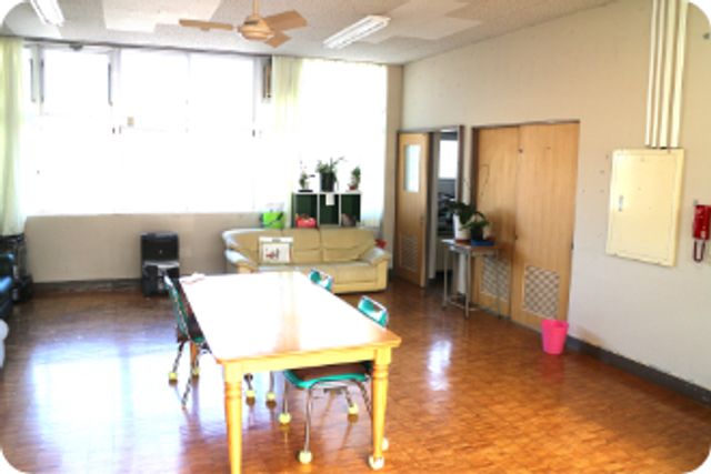 自然光あふれる部屋 ラウンジ 明るく広々としたラウンジでは、自然光が心地良く、リラックスした雰囲気をお楽しみください。
