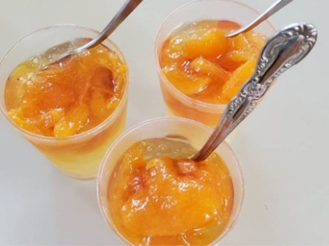 デザートのカップ 料理 色鮮やかなデザートは、利用者の皆様に好評です。ゆったりとした雰囲気の中で楽しめます。