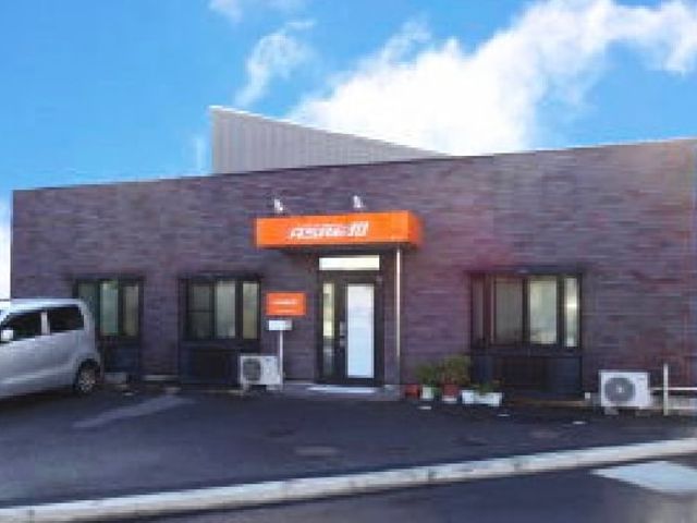 落ち着いた外観の建物 外観 広い駐車スペースが用意されています。通勤や訪問が便利な環境が整っています。
