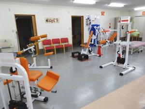 機能訓練器具のある室内  