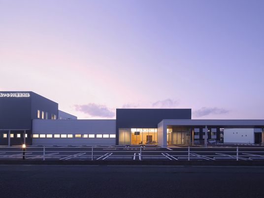 夕景の施設外観  