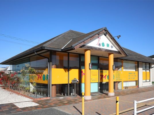 明るい外観の建物  