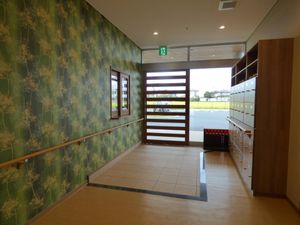 緑の壁紙のエントランス