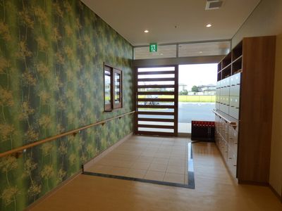 緑の壁紙のエントランス