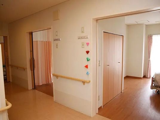明るい廊下の分岐点  