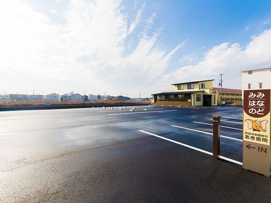広い駐車場の外観  