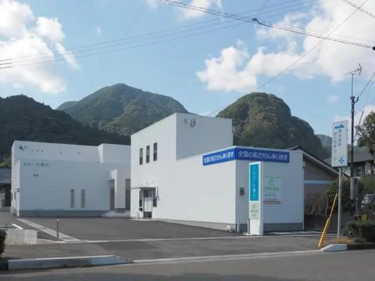 白い建物の外観  