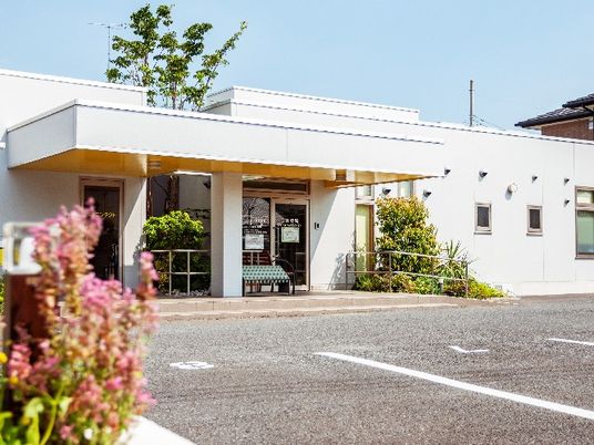 白い外観の玄関先  