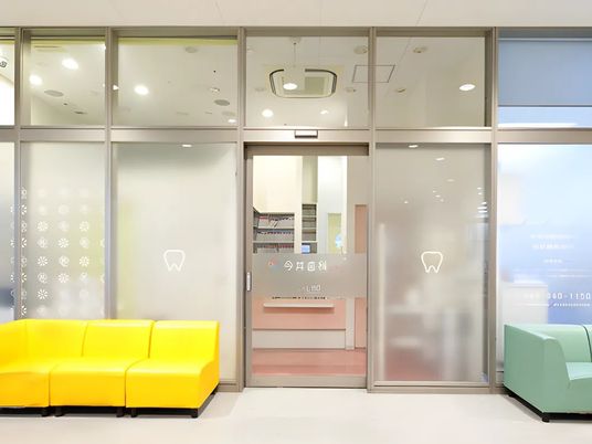 明るい待合の入口  