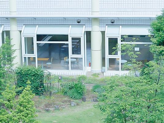 庭に面した窓辺  
