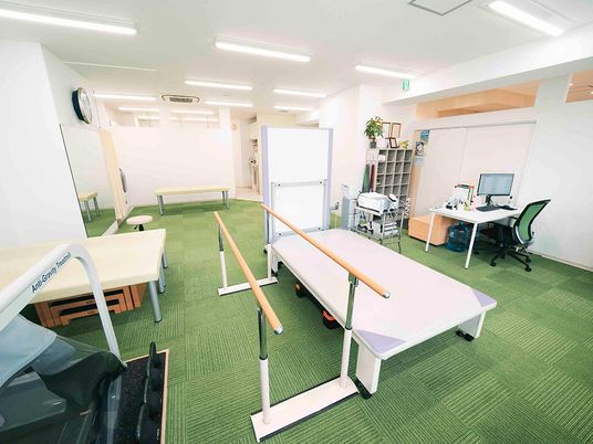 機能訓練室の器具と机  