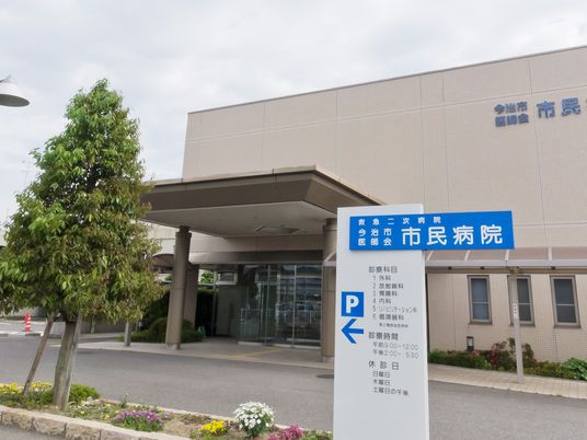 病院の正面入口  