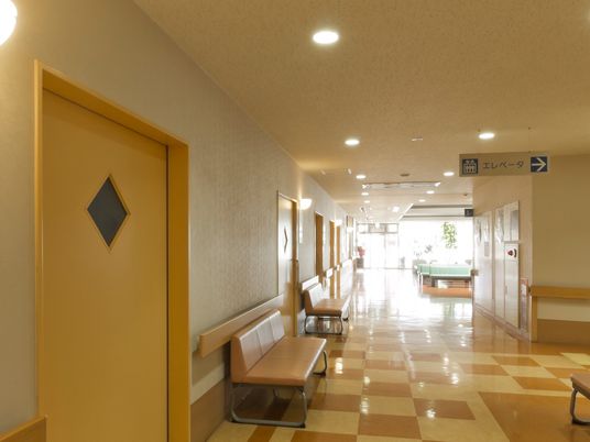 明るい廊下と待合椅子のある廊下  