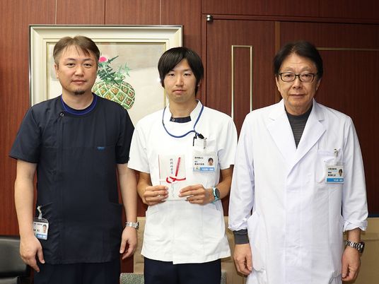 スタッフ3人の受付前  