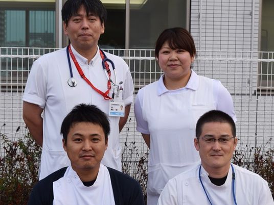 スタッフが並ぶ外観前  