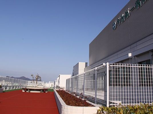 建物外観と通路  