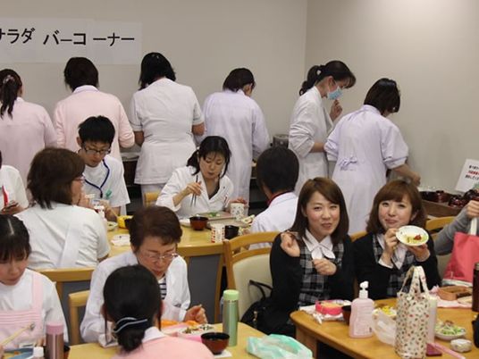 食事中のスタッフ食堂  