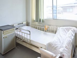 明るい居室のベッド