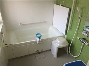 手すり付き浴室  