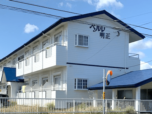 白い建物の外観  