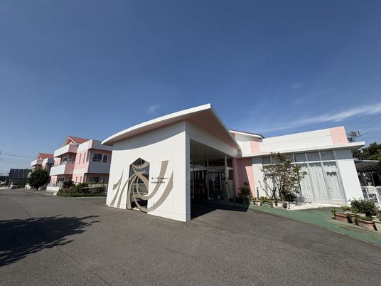 広々とした建物の外観