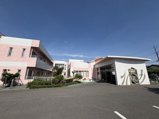 入口が特徴的な外観