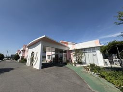 日の当たる建物外観