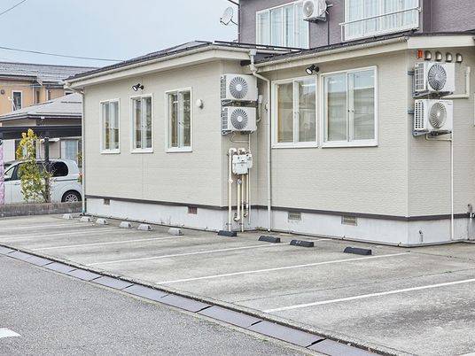 建物外観と駐車場  