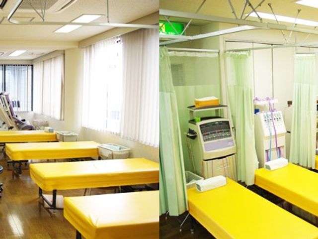 機能訓練室のベッド 機能訓練室   明るい窓辺にベッドが並び、訓練や休憩に使いやすそうな空間です。機器も見え、実践的なケアの場として働くイメージが持てます。
