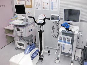 機器が並ぶ機能訓練室  