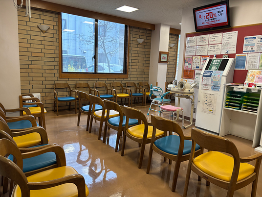 明るい待合室の椅子並び  