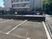 駐車場と建物外観  