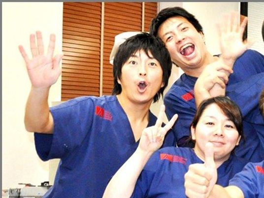 笑顔のスタッフ3人  