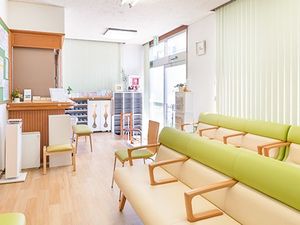 明るい待合のリビング  