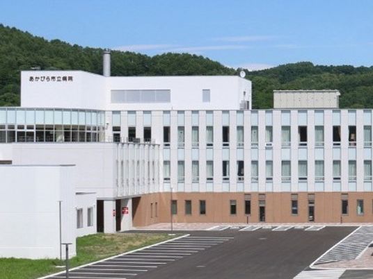 白い建物の外観  