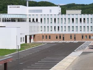 施設外観と駐車場の正面  