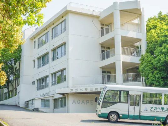 白い建物の外観  